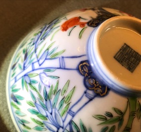 Een Chinese famille rose dekselkom met floraal decor, Qianlong merk, 19/20e eeuw