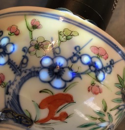 Een Chinese famille rose dekselkom met floraal decor, Qianlong merk, 19/20e eeuw