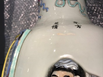 Een paar Chinese famille rose vazen met Wu Shuang Pu reli&euml;fdecor, Qianlong merk, 19e eeuw