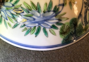 Een Chinese famille rose dekselkom met floraal decor, Qianlong merk, 19/20e eeuw