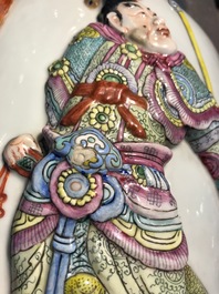 Een paar Chinese famille rose vazen met Wu Shuang Pu reli&euml;fdecor, Qianlong merk, 19e eeuw