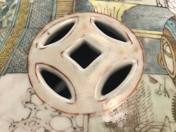 Een Chinese qianjiang cai tuinzit met decor van kostbaarheden, 19/20e eeuw