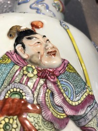 Een paar Chinese famille rose vazen met Wu Shuang Pu reli&euml;fdecor, Qianlong merk, 19e eeuw