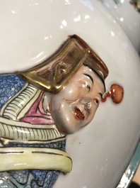 Een paar Chinese famille rose vazen met Wu Shuang Pu reli&euml;fdecor, Qianlong merk, 19e eeuw