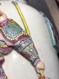 Een paar Chinese famille rose vazen met Wu Shuang Pu reli&euml;fdecor, Qianlong merk, 19e eeuw