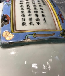 Een paar Chinese famille rose vazen met Wu Shuang Pu reli&euml;fdecor, Qianlong merk, 19e eeuw