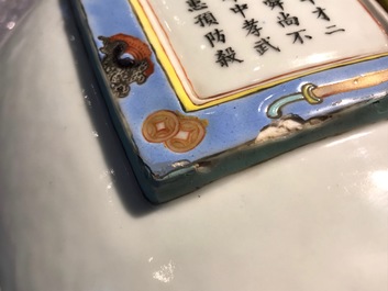 Een paar Chinese famille rose vazen met Wu Shuang Pu reli&euml;fdecor, Qianlong merk, 19e eeuw