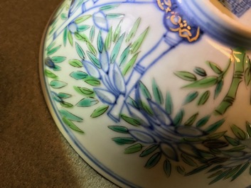 Een Chinese famille rose dekselkom met floraal decor, Qianlong merk, 19/20e eeuw