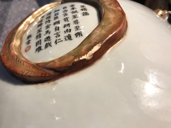 Een paar Chinese famille rose vazen met Wu Shuang Pu reli&euml;fdecor, Qianlong merk, 19e eeuw