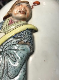 Een paar Chinese famille rose vazen met Wu Shuang Pu reli&euml;fdecor, Qianlong merk, 19e eeuw