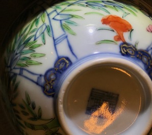 Een Chinese famille rose dekselkom met floraal decor, Qianlong merk, 19/20e eeuw