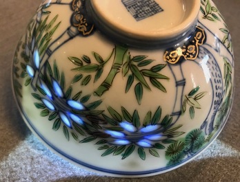 Een Chinese famille rose dekselkom met floraal decor, Qianlong merk, 19/20e eeuw