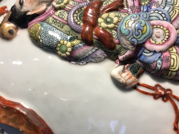 Een paar Chinese famille rose vazen met Wu Shuang Pu reli&euml;fdecor, Qianlong merk, 19e eeuw