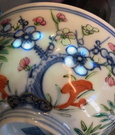 Een Chinese famille rose dekselkom met floraal decor, Qianlong merk, 19/20e eeuw