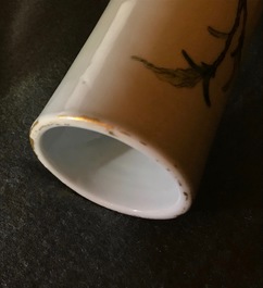 Une paire de grands vases de forme bouteille en porcelaine de Chine famille rose, 19/20&egrave;me
