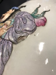 Een paar Chinese famille rose vazen met Wu Shuang Pu reli&euml;fdecor, Qianlong merk, 19e eeuw