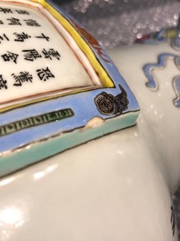 Een paar Chinese famille rose vazen met Wu Shuang Pu reli&euml;fdecor, Qianlong merk, 19e eeuw