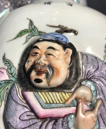 Een paar Chinese famille rose vazen met Wu Shuang Pu reli&euml;fdecor, Qianlong merk, 19e eeuw