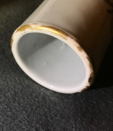 Une paire de grands vases de forme bouteille en porcelaine de Chine famille rose, 19/20&egrave;me