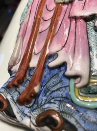Een paar Chinese famille rose vazen met Wu Shuang Pu reli&euml;fdecor, Qianlong merk, 19e eeuw
