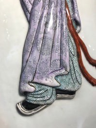 Een paar Chinese famille rose vazen met Wu Shuang Pu reli&euml;fdecor, Qianlong merk, 19e eeuw
