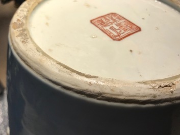 Een paar Chinese famille rose vazen met Wu Shuang Pu reli&euml;fdecor, Qianlong merk, 19e eeuw