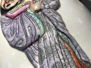 Een paar Chinese famille rose vazen met Wu Shuang Pu reli&euml;fdecor, Qianlong merk, 19e eeuw
