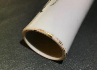 Une paire de grands vases de forme bouteille en porcelaine de Chine famille rose, 19/20&egrave;me