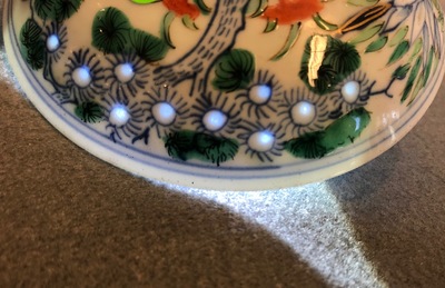 Een Chinese famille rose dekselkom met floraal decor, Qianlong merk, 19/20e eeuw