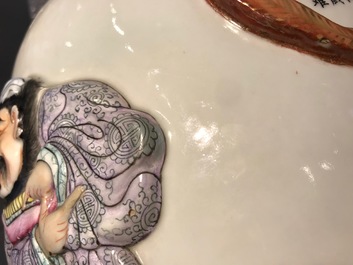 Een paar Chinese famille rose vazen met Wu Shuang Pu reli&euml;fdecor, Qianlong merk, 19e eeuw