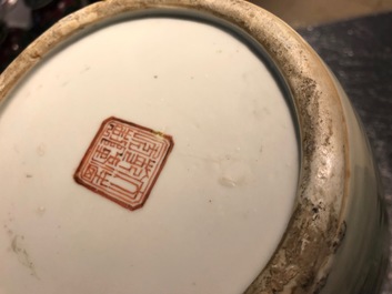 Een paar Chinese famille rose vazen met Wu Shuang Pu reli&euml;fdecor, Qianlong merk, 19e eeuw