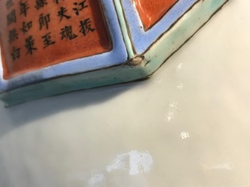 Een paar Chinese famille rose vazen met Wu Shuang Pu reli&euml;fdecor, Qianlong merk, 19e eeuw