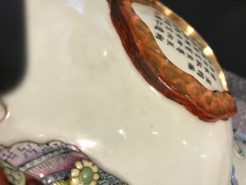 Een paar Chinese famille rose vazen met Wu Shuang Pu reli&euml;fdecor, Qianlong merk, 19e eeuw