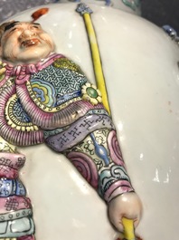 Een paar Chinese famille rose vazen met Wu Shuang Pu reli&euml;fdecor, Qianlong merk, 19e eeuw