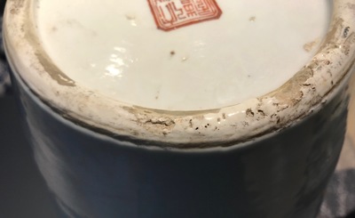 Een paar Chinese famille rose vazen met Wu Shuang Pu reli&euml;fdecor, Qianlong merk, 19e eeuw