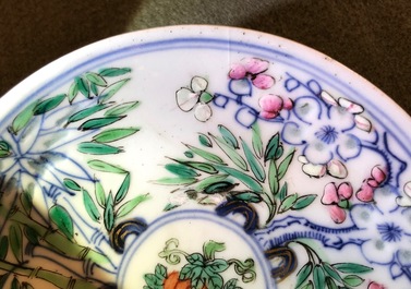 Een Chinese famille rose dekselkom met floraal decor, Qianlong merk, 19/20e eeuw