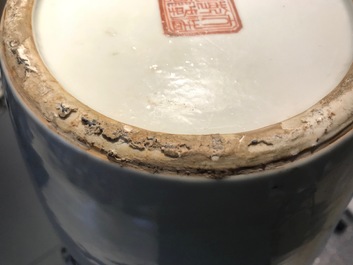 Een paar Chinese famille rose vazen met Wu Shuang Pu reli&euml;fdecor, Qianlong merk, 19e eeuw