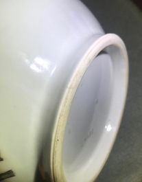 Une paire de grands vases de forme bouteille en porcelaine de Chine famille rose, 19/20&egrave;me