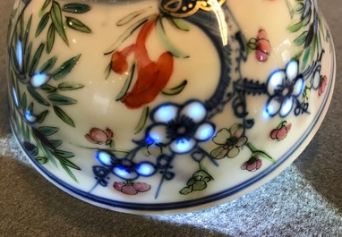 Een Chinese famille rose dekselkom met floraal decor, Qianlong merk, 19/20e eeuw