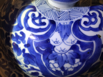 Een grote Chinese blauwwitte dekselvaas met landschapspanelen, Kangxi