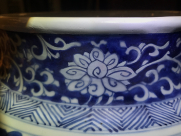 Een grote Chinese blauwwitte dekselvaas met landschapspanelen, Kangxi