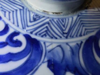 Een grote Chinese blauwwitte dekselvaas met landschapspanelen, Kangxi