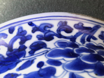 Een grote Chinese blauwwitte dekselvaas met landschapspanelen, Kangxi