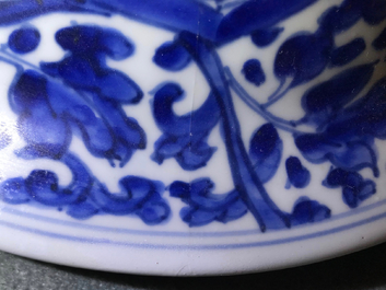Een grote Chinese blauwwitte dekselvaas met landschapspanelen, Kangxi