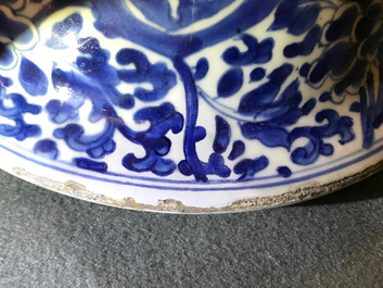 Een grote Chinese blauwwitte dekselvaas met landschapspanelen, Kangxi