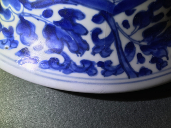 Een grote Chinese blauwwitte dekselvaas met landschapspanelen, Kangxi