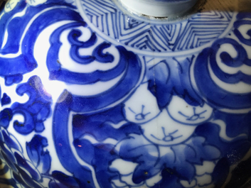 Een grote Chinese blauwwitte dekselvaas met landschapspanelen, Kangxi