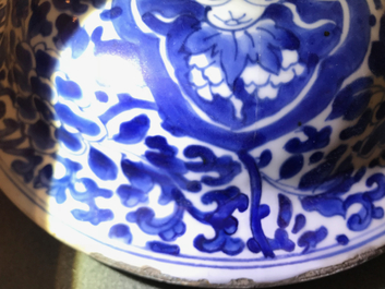 Een grote Chinese blauwwitte dekselvaas met landschapspanelen, Kangxi