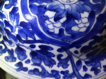 Een grote Chinese blauwwitte dekselvaas met landschapspanelen, Kangxi