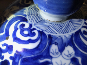 Een grote Chinese blauwwitte dekselvaas met landschapspanelen, Kangxi